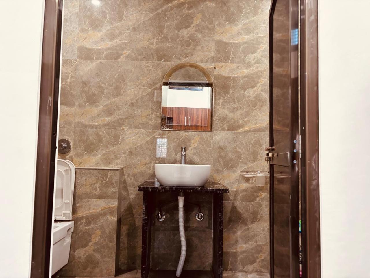 Shri Ram Darbar Hotel Ayodhya Exterior foto